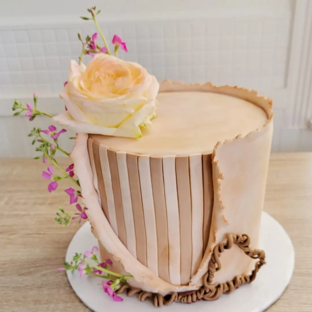 Rose dcoarted with leaf Girl Birthday Cake