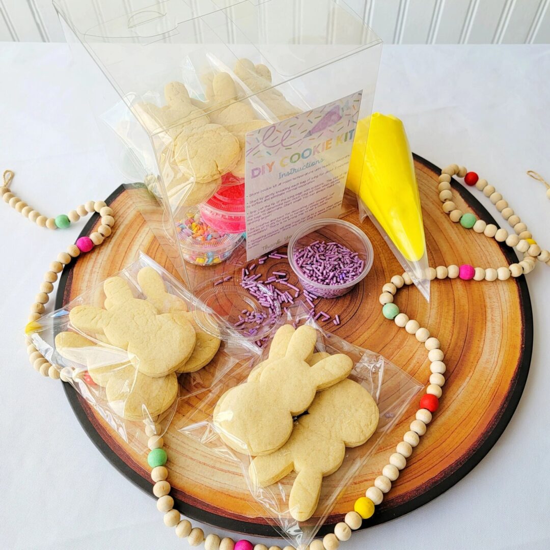 A wooden tray with some cookies and beads